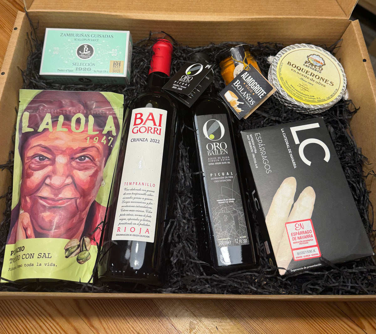 Caja regalo gourmet con vino Rioja y aceite Oro Bailén